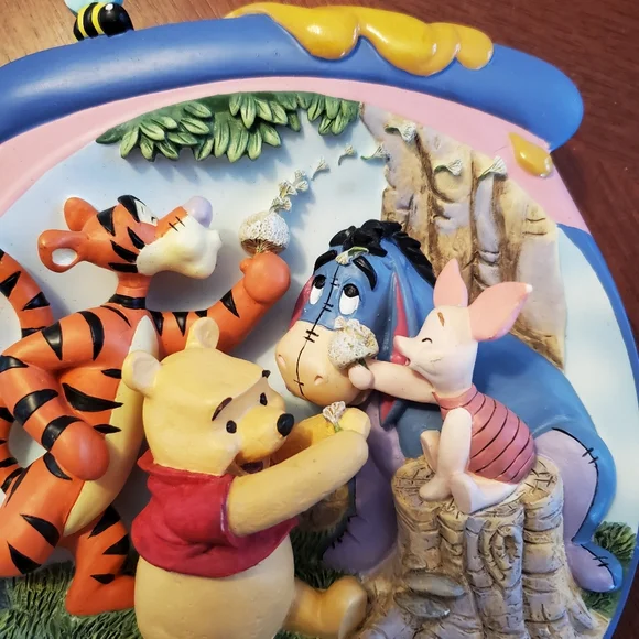 Collectible Pooh plate - Picture 2 of 3